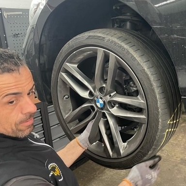 Mechaniker der AW-Autowerkstatt beim Radwechsel an einem BMW in der Werkstatt in Reutlingen-Degerschlacht